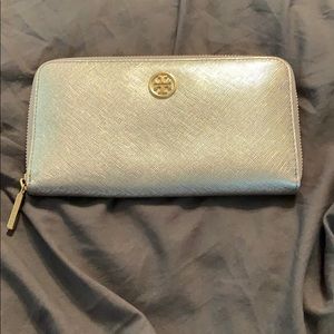NWT Tory Burch Robinson Metallic Zip Continental